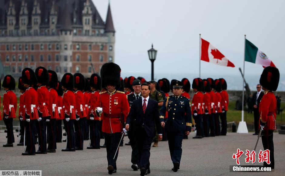 墨西哥总统出访加拿大 仪仗队卫兵晕倒在地(组图)