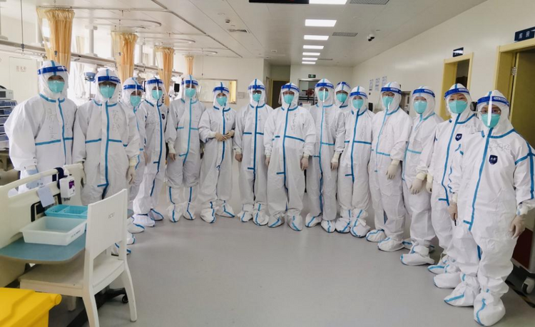 新华全媒+丨上海ICU病房“大白”:全力救治老年患者