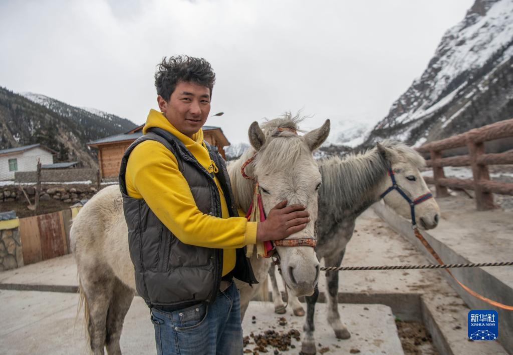 西藏波密：冰川旅游带动村民致富