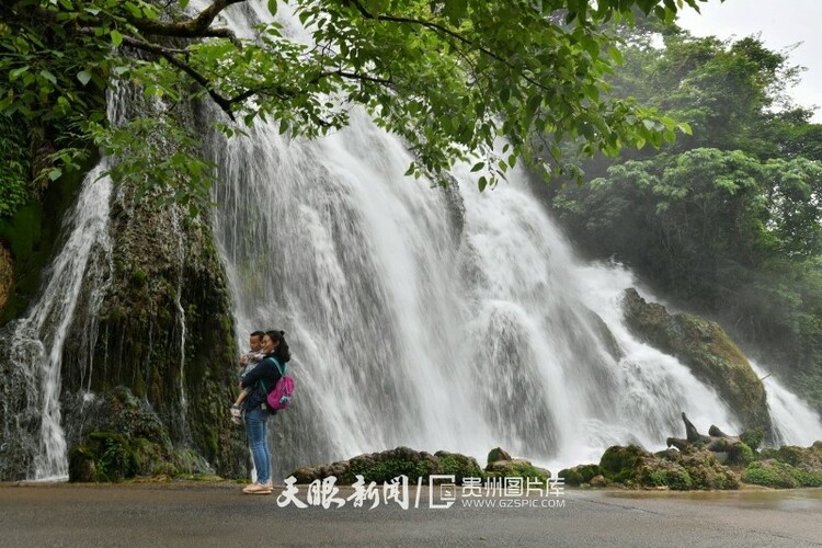 贵州荔波：雨后小七孔景色秀丽宜人