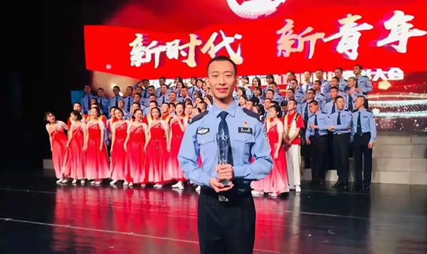 自贡:“春蚕”民警刘顺 志愿服务时长超1000小时_fororder_刘顺荣获“盐都十大最美志愿者”称号