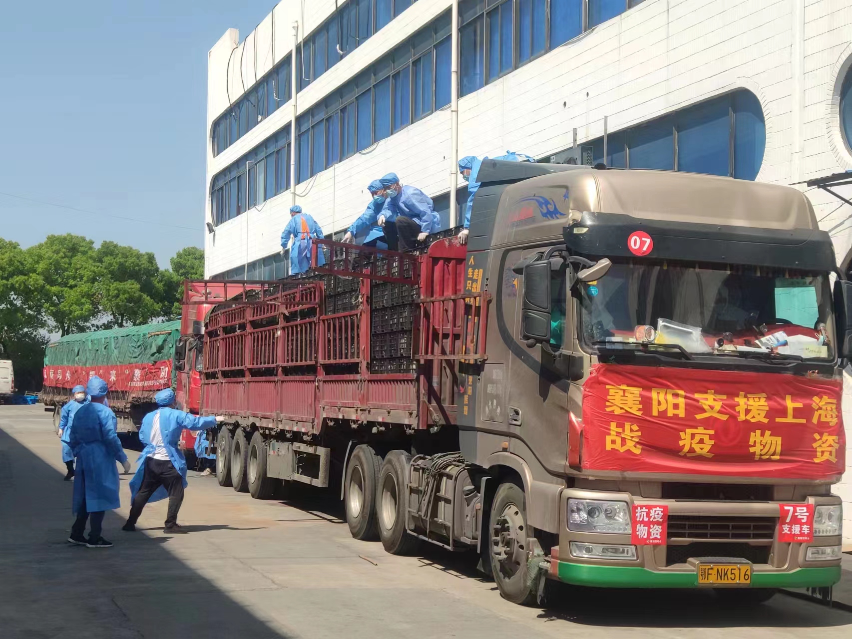 开往上海的货车,跨过山和大海