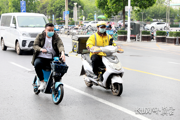 长城调查丨共享电单车的头盔困境，如何破解？