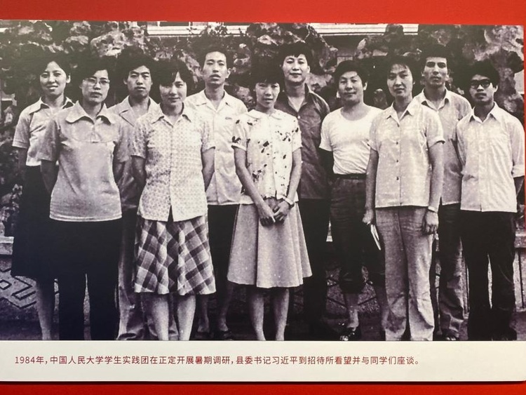 一见从一张老照片，看总书记与青年的故事