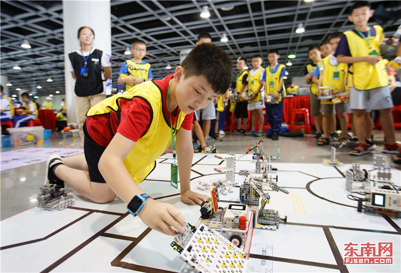 近千名选手来厦角逐世界教育机器人大赛