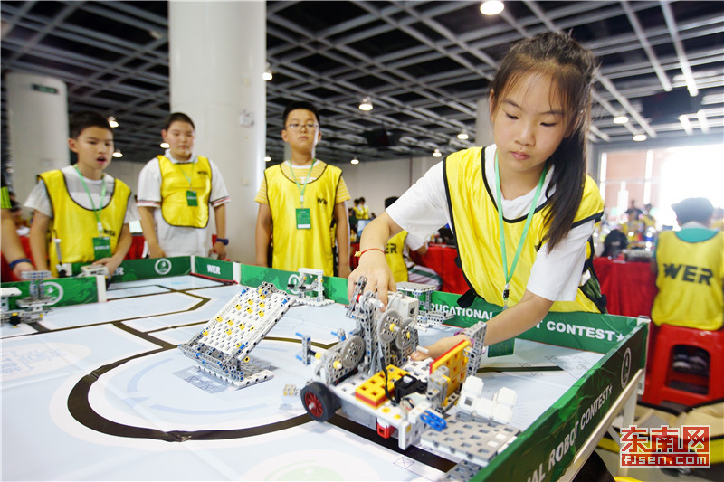 近千名选手来厦角逐世界教育机器人大赛