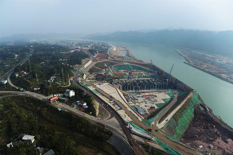 奋进新征程 建功新时代｜畅通川渝水上通道 岷江港航电枢纽建设如火如荼_fororder_2022年1月4日，进尾水渠砂卵石、土石方开挖；左岸厂房装卸场梁板柱、安装间副厂房混凝土浇筑；1-9#机组尾水管安装基本完成，正在进行机组闸墩混凝土浇筑。