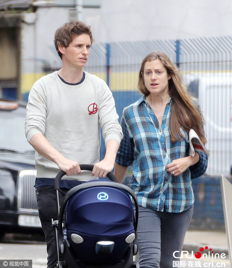 妻子汉娜表情扭曲一路争论 小雀斑埃迪只顾遛