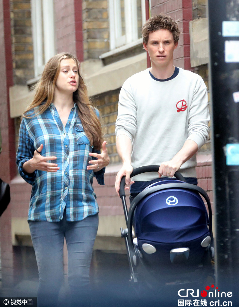 妻子汉娜表情扭曲一路争论 小雀斑 埃迪只顾遛