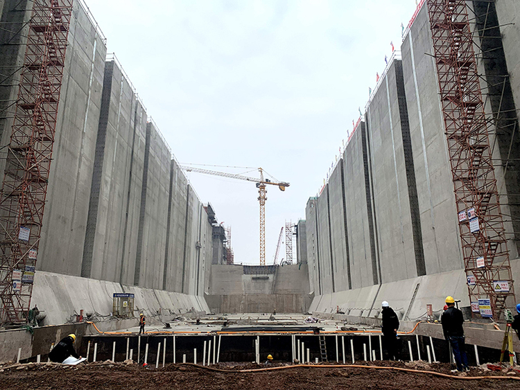 奋进新征程 建功新时代｜畅通川渝水上通道 岷江港航电枢纽建设如火如荼_fororder_2022年3月2日，船闸闸室段底板施工，主要工作内容是底板开挖浇筑。