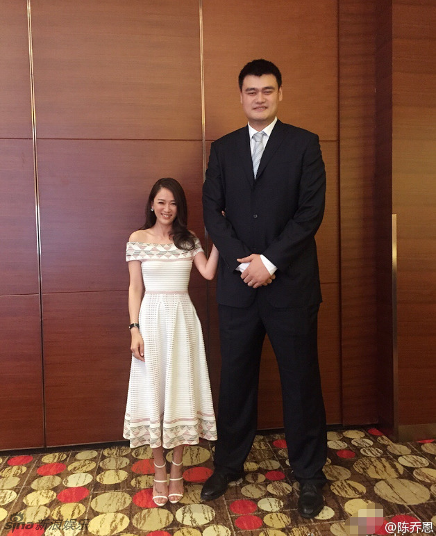 姚明俯身与女嘉宾耳语热聊频弯腰显疲惫表情无奈