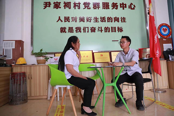 还想再为村民做点实事_fororder_付宁(右)与村党委书记李素琼交流工作