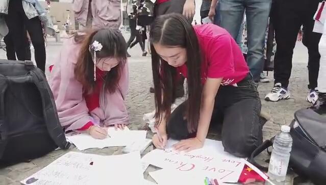 在德爱国人士怒怼香港激进示威者 留学生集会高唱《我的中国心》