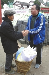 （今日热点3）巴中铁面法官突发疾病辞世 开会出差都带着药罐(图)