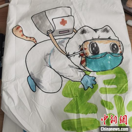 (上海战疫录)“背”感温暖 三位“90后”姑娘化身“战袍画手”为抗疫加油