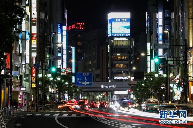 這是8月16日夜晚在日本東京拍攝的六本木街景。新華社記者 杜瀟逸 攝