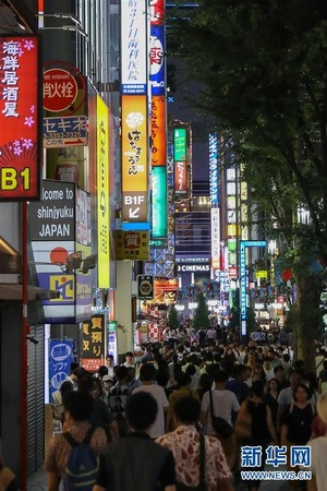 8月13日夜晚，在日本東京，人們?cè)谛滤迏⒂^消費(fèi)。新華社記者 杜瀟逸 攝