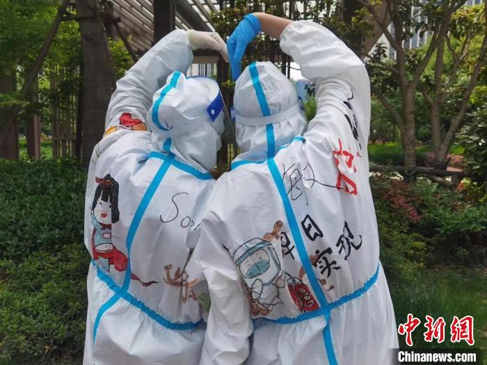 (上海战疫录)“背”感温暖 三位“90后”姑娘化身“战袍画手”为抗疫加油