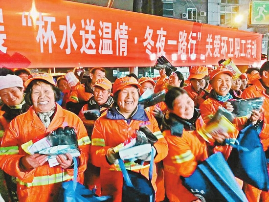 （焦点图）杯水送温情 冬夜一路行 成都启动关爱环卫工人专项活动