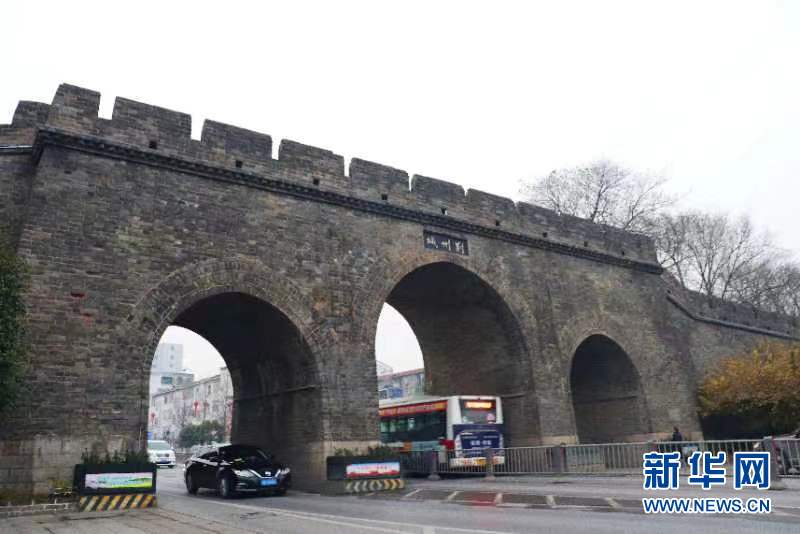 湖北荆州古城墙顶部全线贯通 三处城门景点免费开放