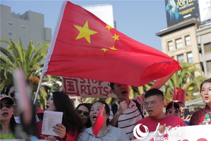 旧金山华人自发组织爱国爱港和平集会