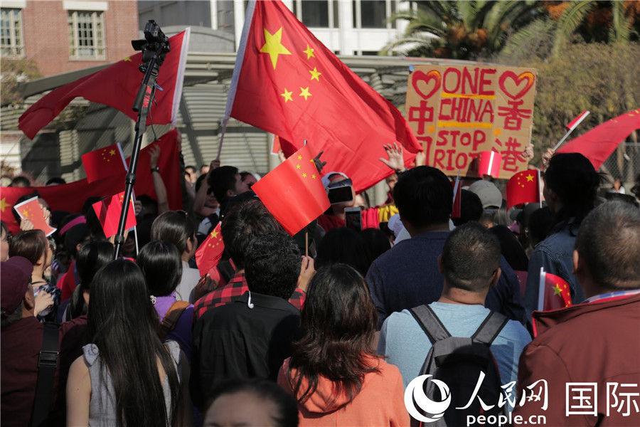 旧金山华人自发组织爱国爱港和平集会