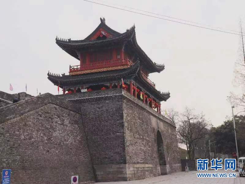 湖北荆州古城墙顶部全线贯通 三处城门景点免费开放