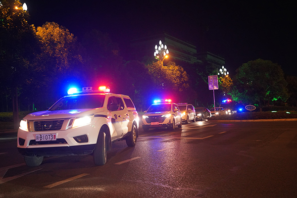 警车出动 供图 绵阳市公安局城北分局按照清查行动方案,城北分局围绕