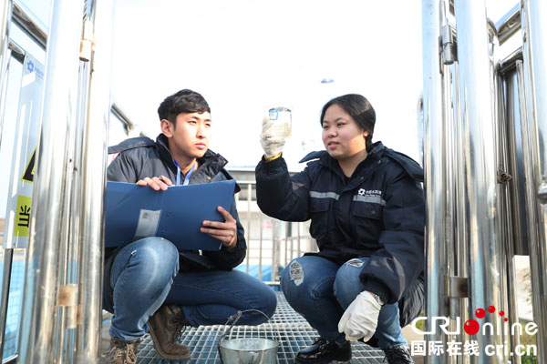 图片默认标题_fororder_华蓥市刚竣工投入运行的工业新城污水处理厂的工作人员