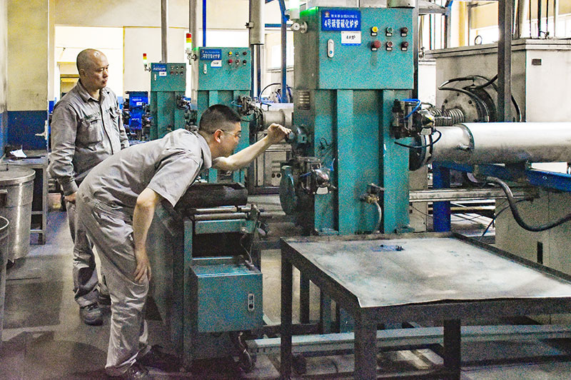 四川自贡:工艺设备行业典范 潘登荣获全国五一劳动奖章称号_fororder_查看设备运作情况(摄影-赵丽)
