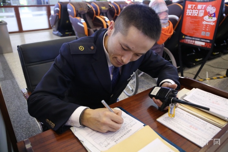 「奋斗者·正青春」手账本里的温情服务