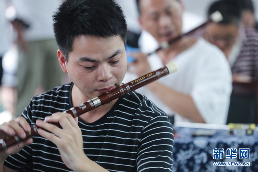 杭州：“竹笛之乡”举办传统手工制笛大赛