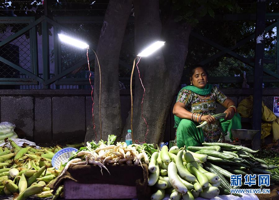 印度首都民众赶“晚集”