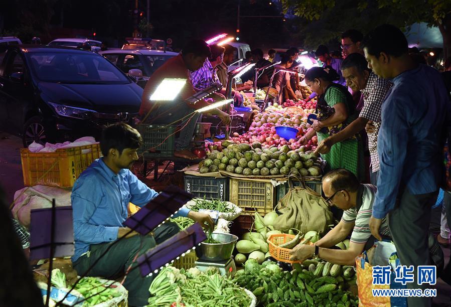 印度首都民众赶“晚集”