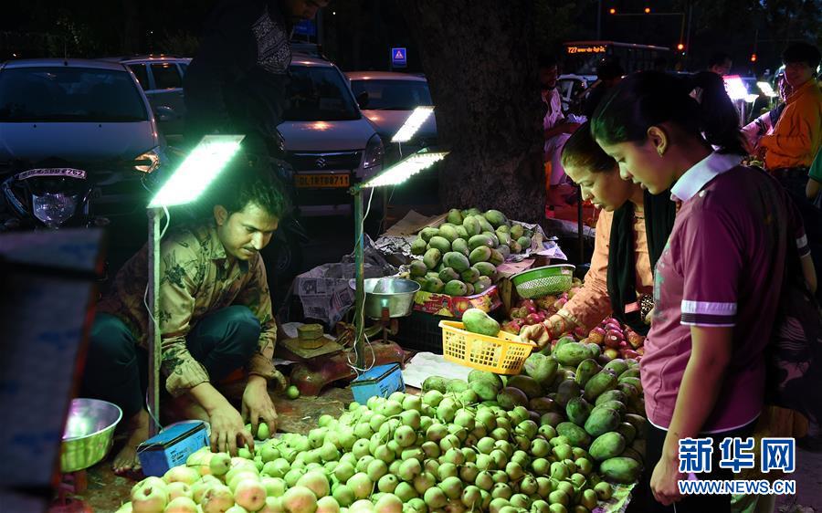 印度首都民众赶“晚集”