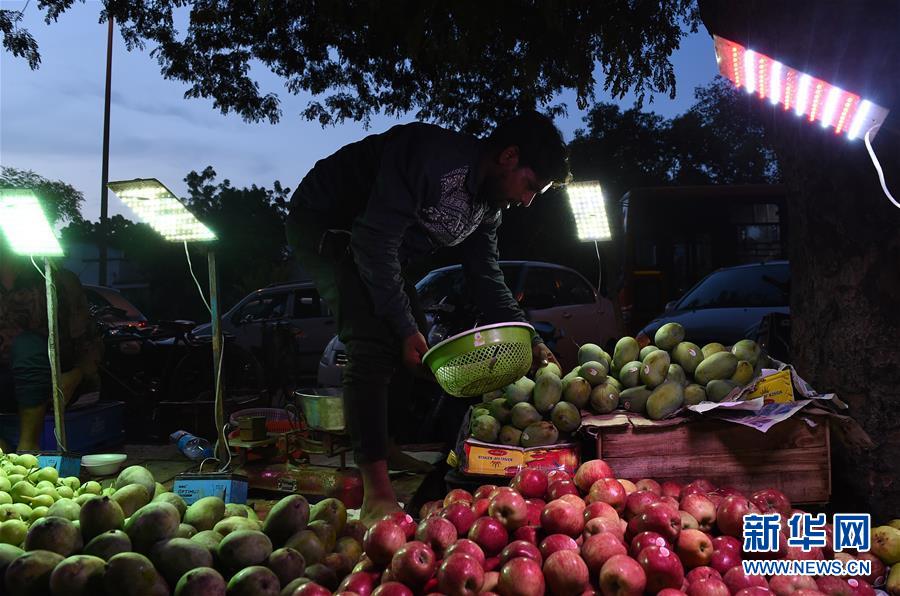 印度首都民众赶“晚集”