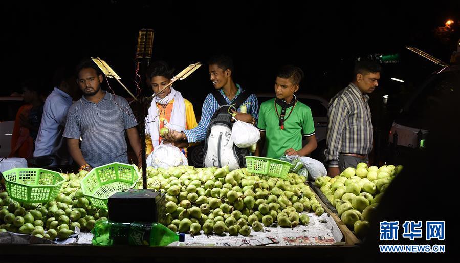 印度首都民众赶“晚集”