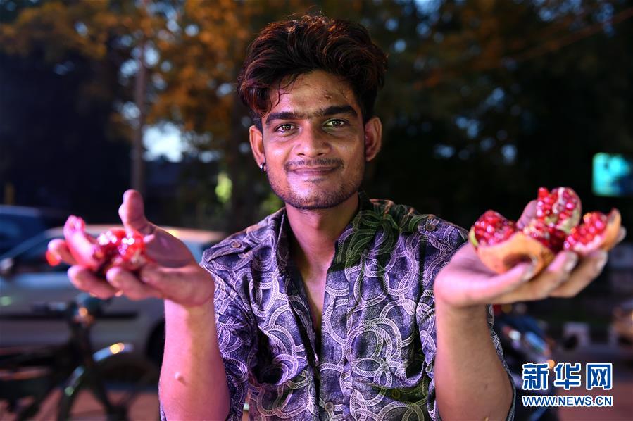 印度首都民众赶“晚集”