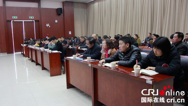 图片默认标题_fororder_参与广安市公安消防支队“向人民报告”新闻通气会的人员认真做笔记-摄影-韩土蓉