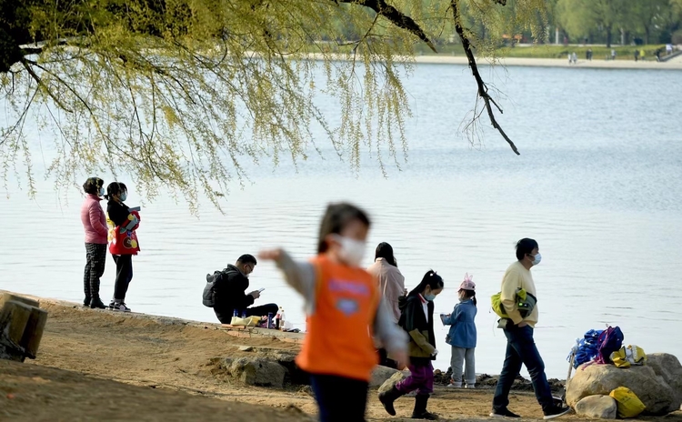 长春南湖公园迎来“疫后”首批游客
