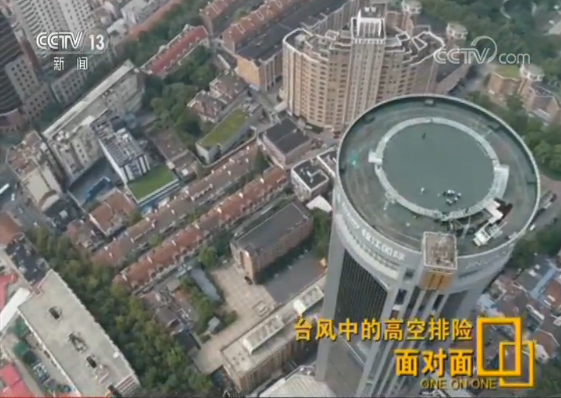 面对面 | 半个身子探出150米高空 冒强风排险后消防员硬汉相拥而