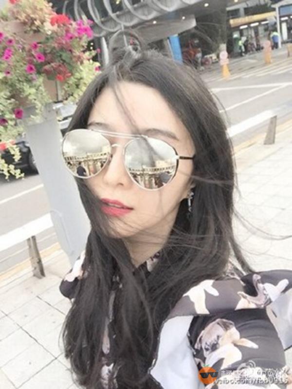 揭秘自拍界心机婊：赵丽颖全凭天然呆 范冰冰磨皮无底线 (1/28)