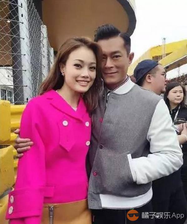 揭秘自拍界心机婊：赵丽颖全凭天然呆 范冰冰磨皮无底线 (1/28)