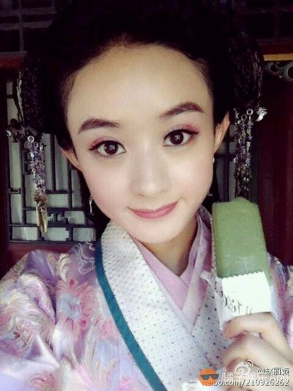 揭秘自拍界心机婊：赵丽颖全凭天然呆 范冰冰磨皮无底线 (1/28)