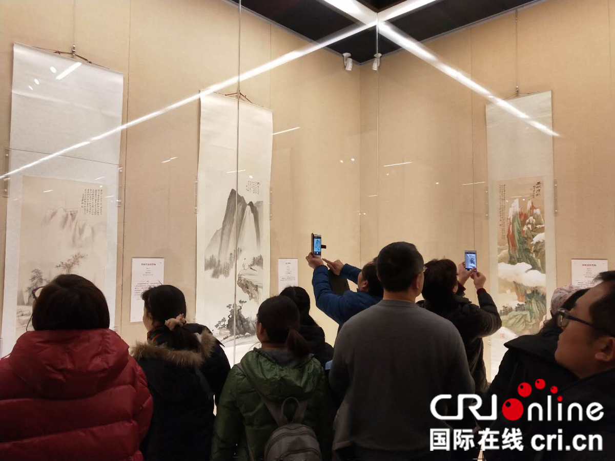 不过,展厅裏悬挂的大千先生收藏"爱豆"石涛的巨幅山水画,就让吃瓜群众