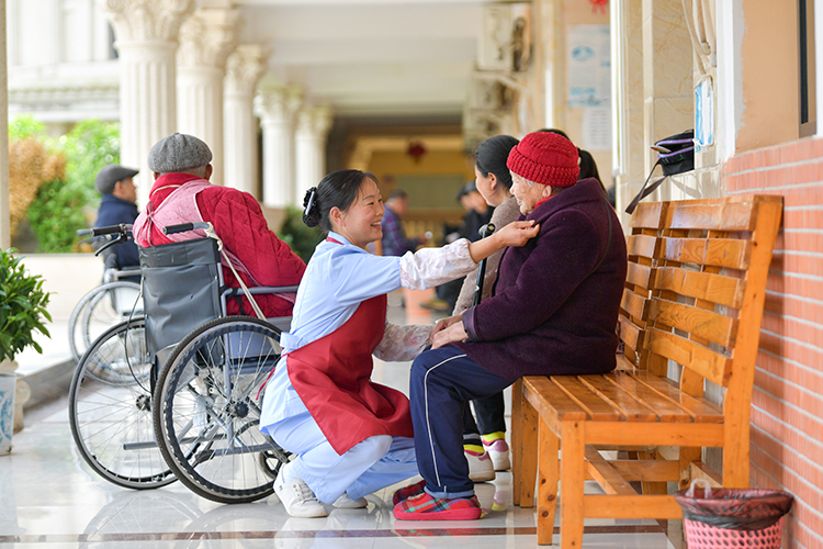 Chinese Dream & Labor Beauty | Pu Yu: Conscientious Nurse of Elderly Care Warms People's Hearts with Sincerity_fororder_8