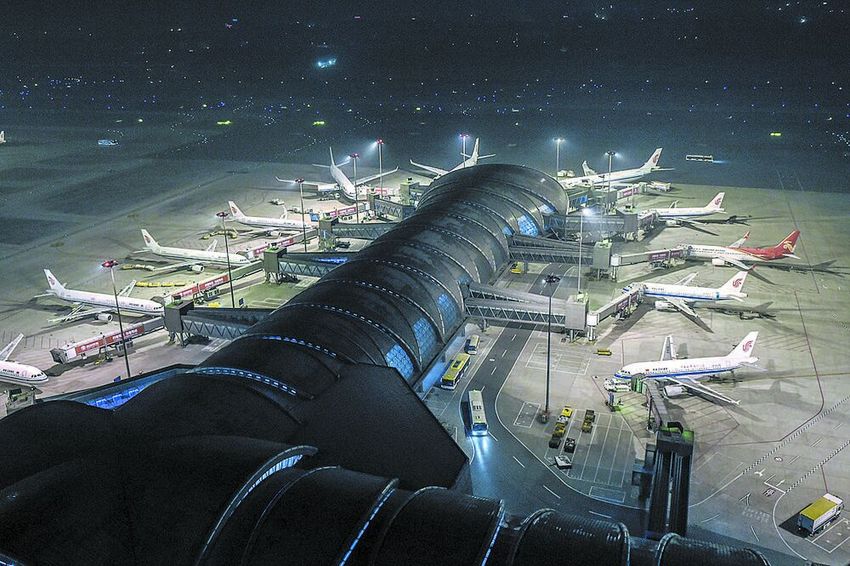 夜幕降临,双流国际机场航站楼两侧停满起降飞机