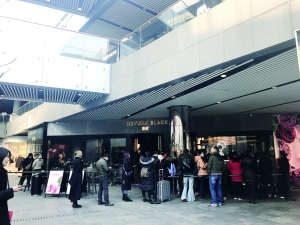 黄牛倒卖网红食品：面包加价百元 喜茶加价20元