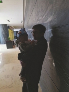 （今日热点2）单亲妈妈出庭受审 书记员庭外临时当奶爸成"网红"