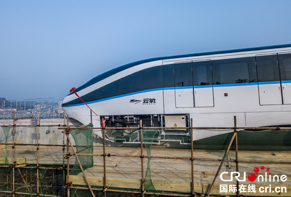 图片默认标题_fororder_西南地区首条云轨列车车厢吊装上线即将运行[3]